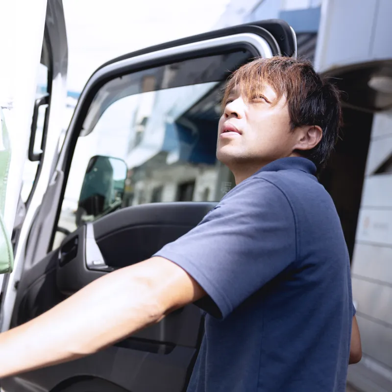 トラックを運転している男性