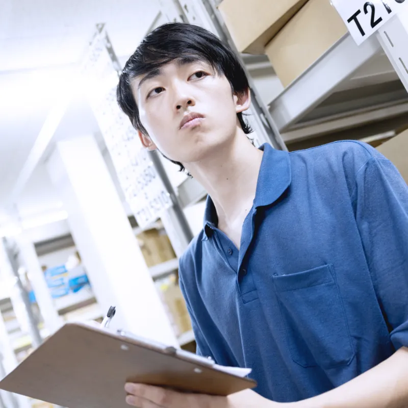 検品している男性