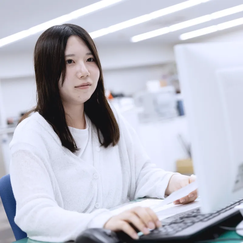 事務作業している女性