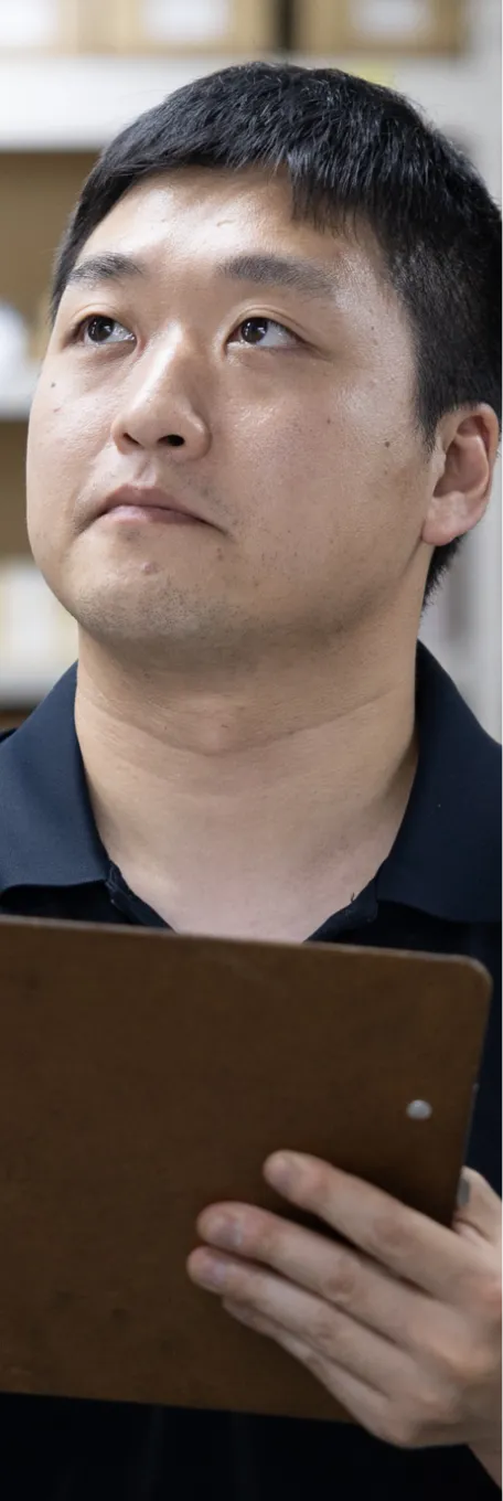 作業している男性