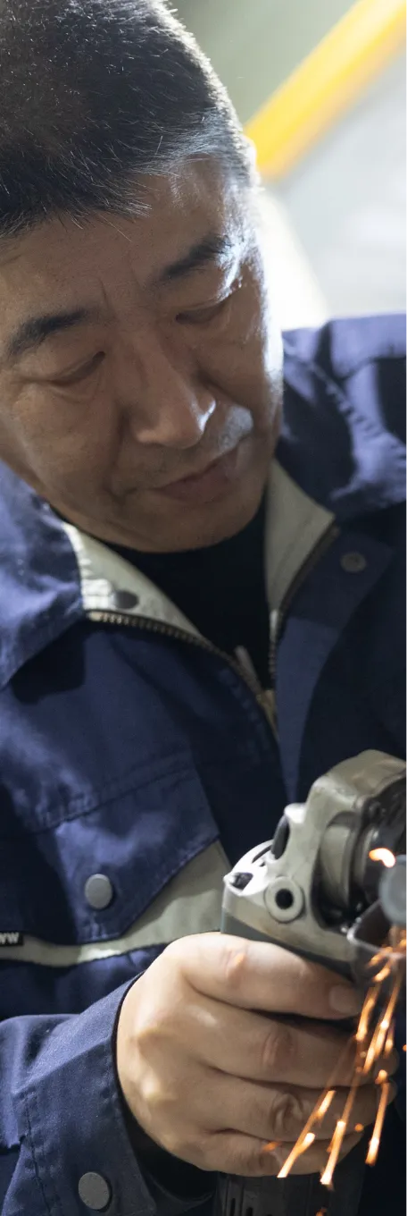 作業している男性